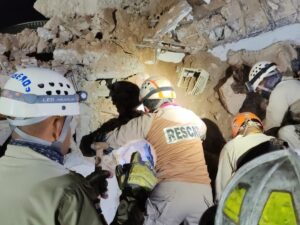 Recuperan el cuerpo de Karen Dinora Girón tras casi 40 horas de búsqueda entre los escombros
