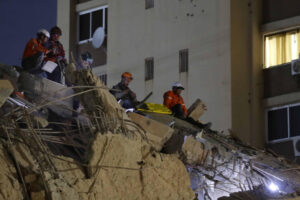 Dos fuertes terremotos sacuden Venezuela y dejan muertos, edificios colapsados y estado de emergencia