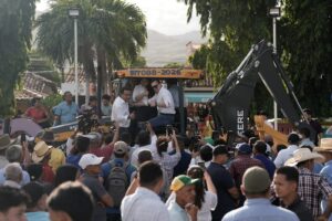 Orocuina recibe maquinaria para atender caminos de sus nueve aldeas
